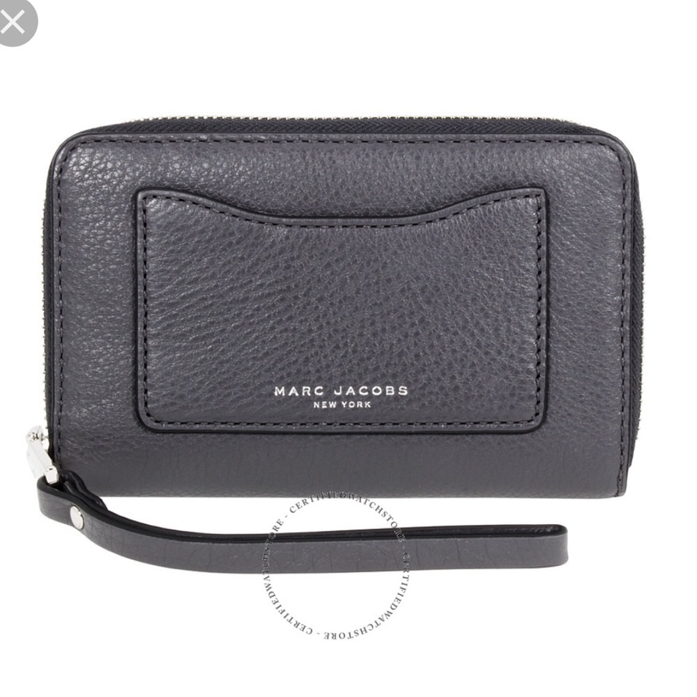Marc Jacobs Shadow Leather wristlet in excellent condition